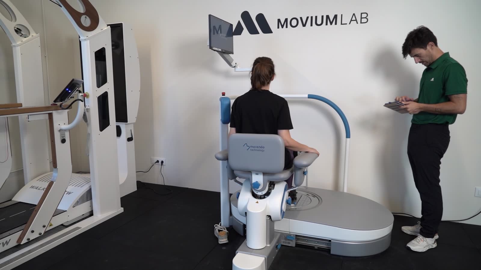 Trabajo de equilibrio en plataforma robótica con el fisioterapeuta