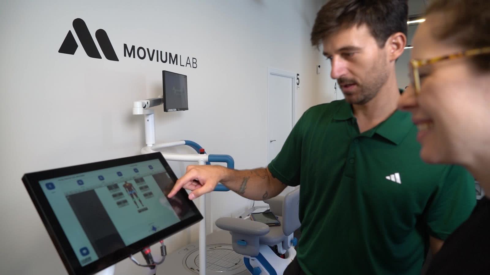 Fisioterapeuta explicando los resultados en pantalla