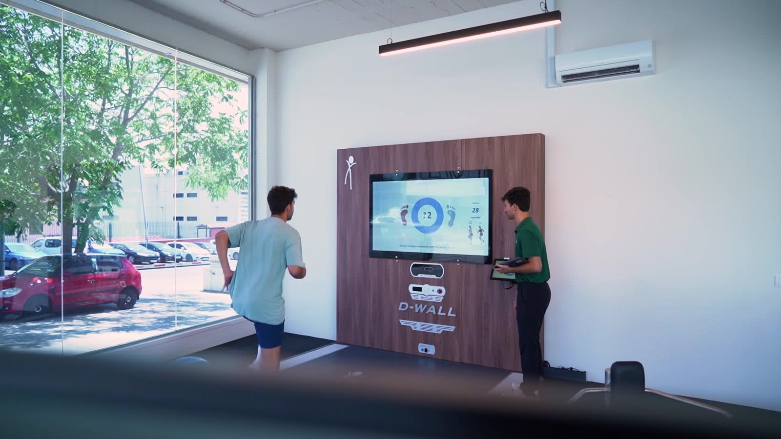 Deportista en un test de movimiento con análisis en pantalla